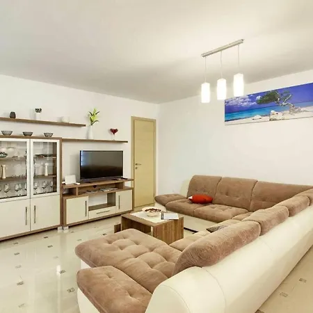 Banjole-aurora Only 200m From The Beach