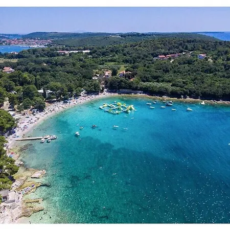 Banjole-aurora Only 200m From The Beach