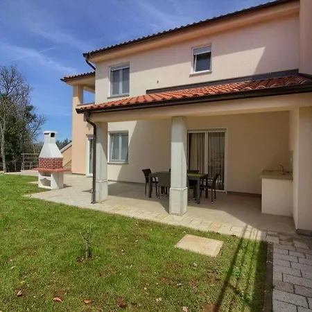 Banjole-aurora Only 200m From The Beach