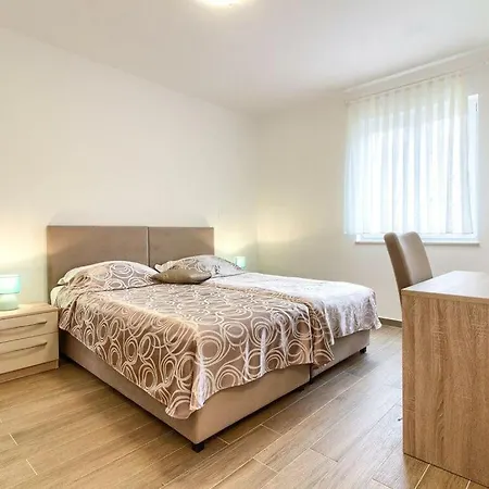 Willa Banjole-aurora Only 200m From The Beach Valtura